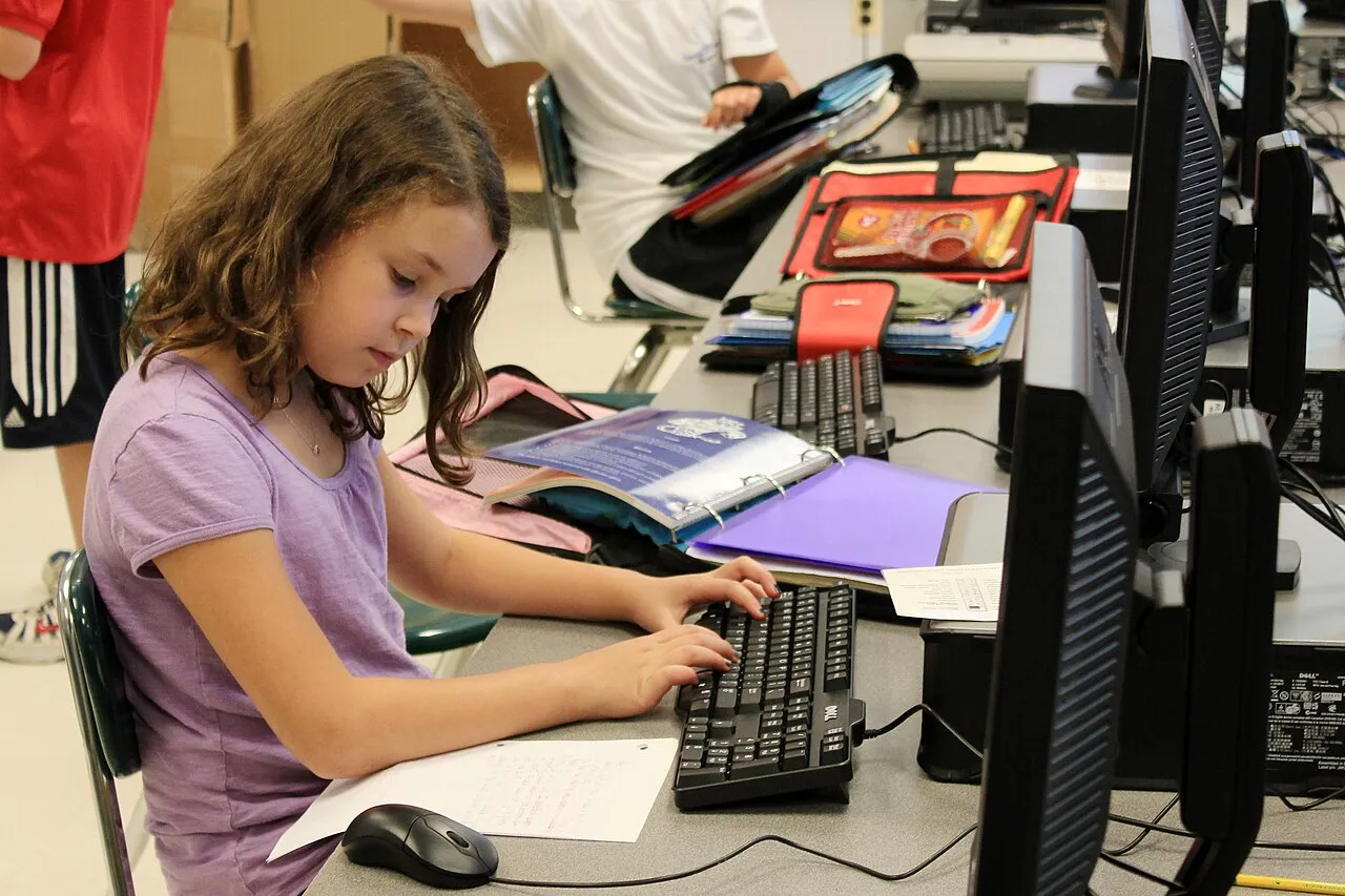 Mexico to Require Platforms to Protect Minors: The Wider Story A student working at a computer, illustrating young people online